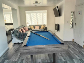 Modern Retreat Near Town & Nature with Stunning Views Entertainment and Parking